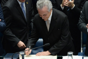 TEMER TOMA POSSE EM CERIMÔNIA DE 10 MINUTOS NO PLENÁRIO DO SENADO