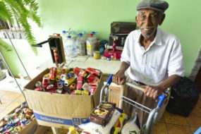 IDOSO DE 89 ANOS CATA LATINHAS PARA AJUDAR FAMÍLIAS CARENTES