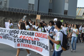 ESTUDANTES PROTESTAM CONTRA CORTES NO INSTITUTO FEDERAL DE SANTA LUZIA