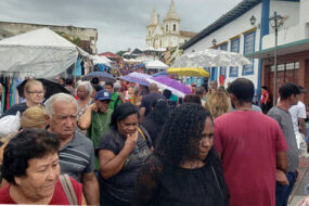 FÉ EM SANTA LUZIA TRAZ ROMEIROS DE VÁRIAS PARTES DE MINAS À CIDADE